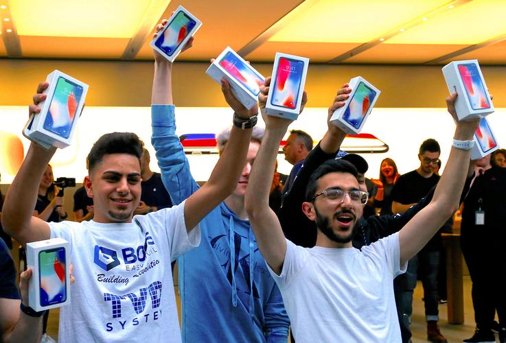 The first customers to buy the iPhone X react during the global launch of the new Apple product in central Sydney, Australia, November 3, 2017. REUTERS/David Gray