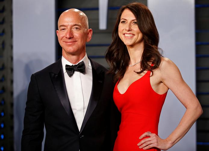 2018 Vanity Fair Oscar Party – Arrivals – Beverly Hills, California, U.S., 04/03/2018 – Amazon CEO Jeff and wife MacKenzie Bezos. REUTERS/Danny Moloshok -/File Photo